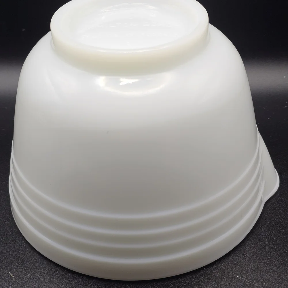 Pyrex Hamilton Beach Milk‎ Glass Ribbed Mixing Bowl w/ Spout Vintage